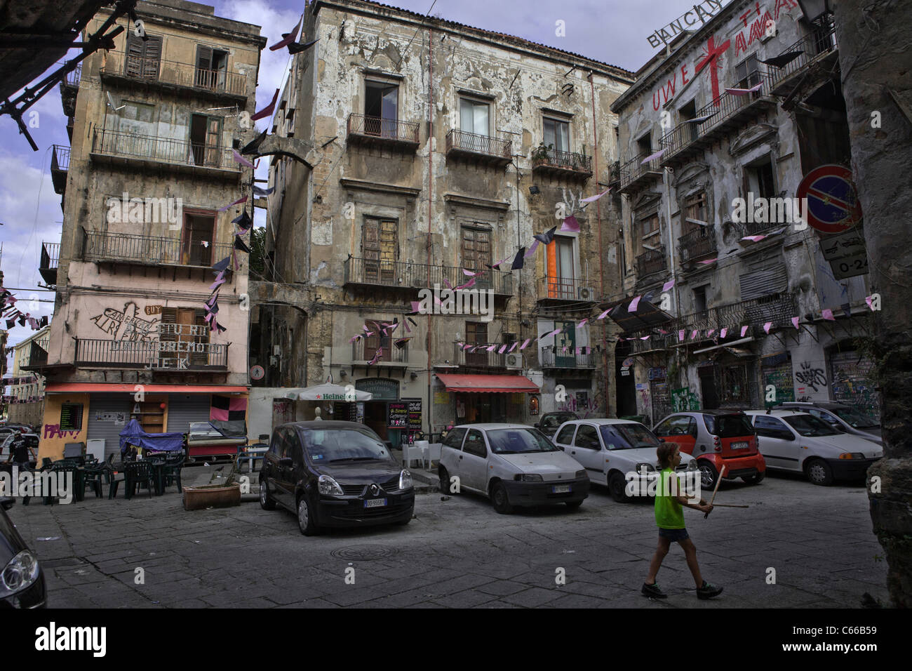 Vieux et sale face de bâtiments dans un quartier pauvre de Palerme (la Vucciria et La Kalsa