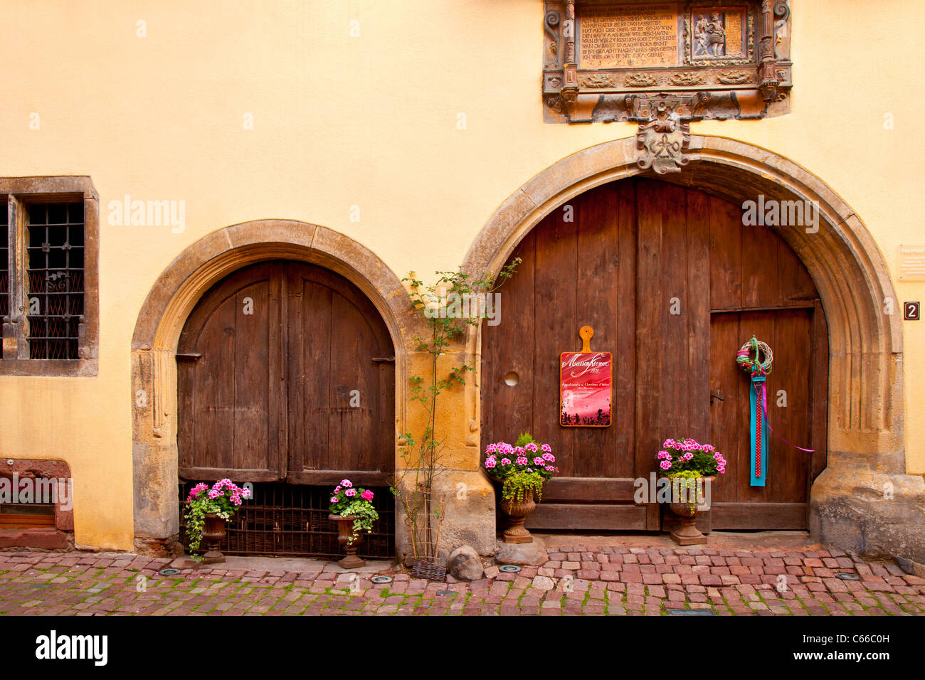 Portes en bois ancienne dans le village de Riquewihr - le long de la route des vins, Alsace Haut-Rhin France Banque D'Images