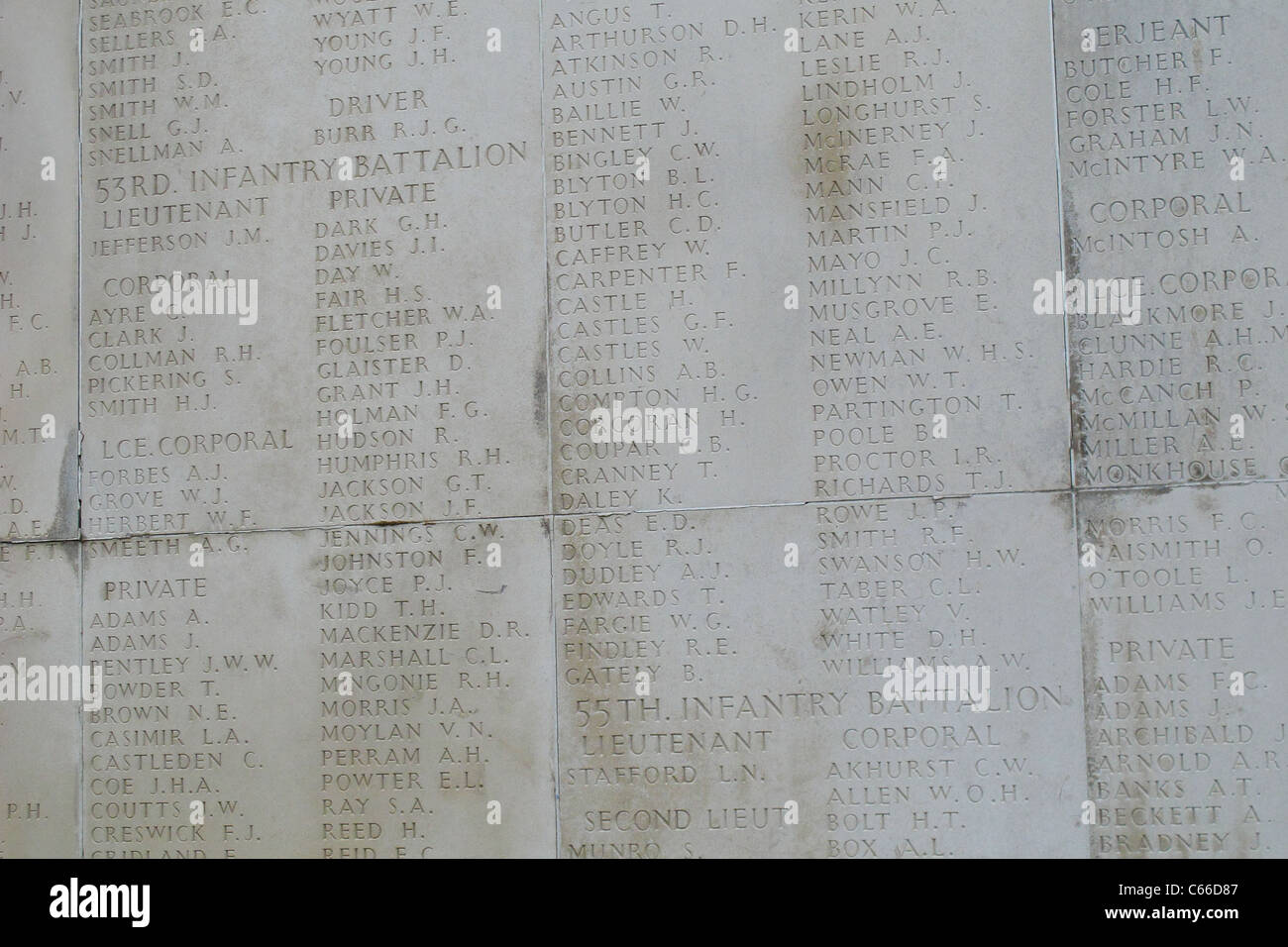Mur indiquant les noms de soldats qui sont morts au combat au Mémorial National Australien dans le Nord de la France Banque D'Images