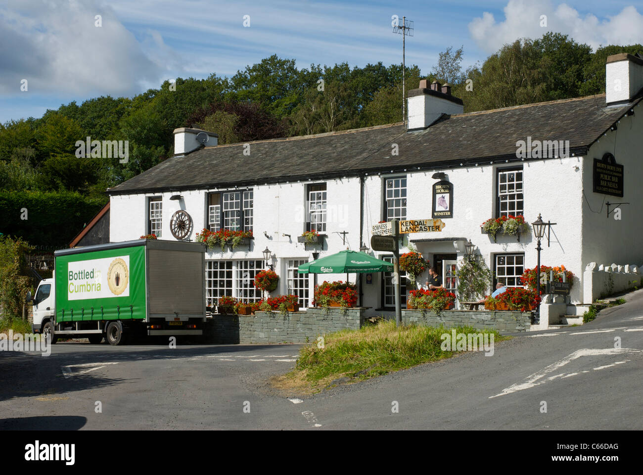 Camion de livraison de bière à l'extérieur le cheval brun pub dans le village de Winster, Parc National de Lake District, Cumbria, Angleterre, Royaume-Uni Banque D'Images