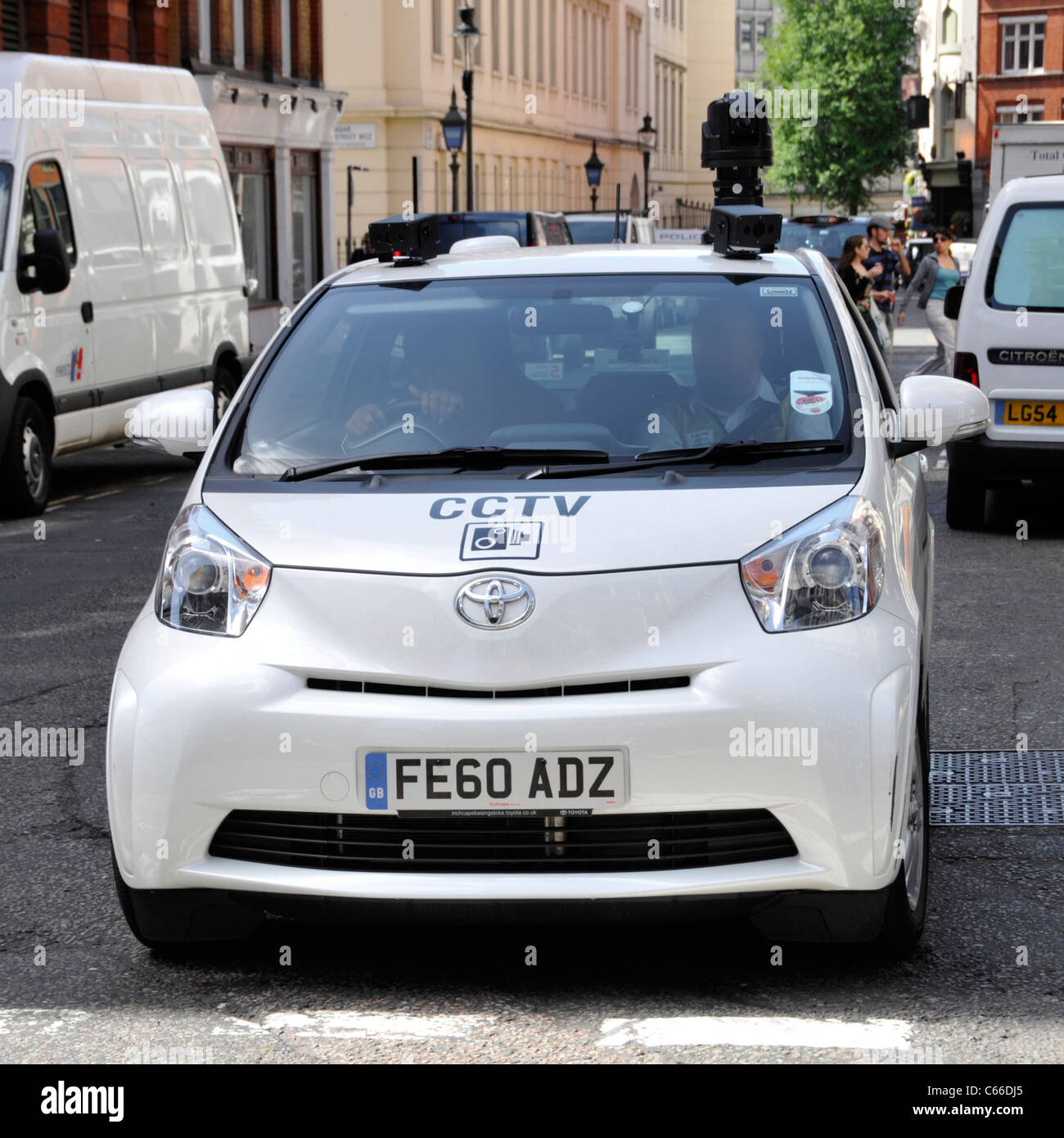 L'appareil photo monté sur le toit blanc sur la vidéosurveillance pour voiture avec chauffeur-assistant | Travail et conduire le long de Londres West End (obscurred face) England UK Banque D'Images