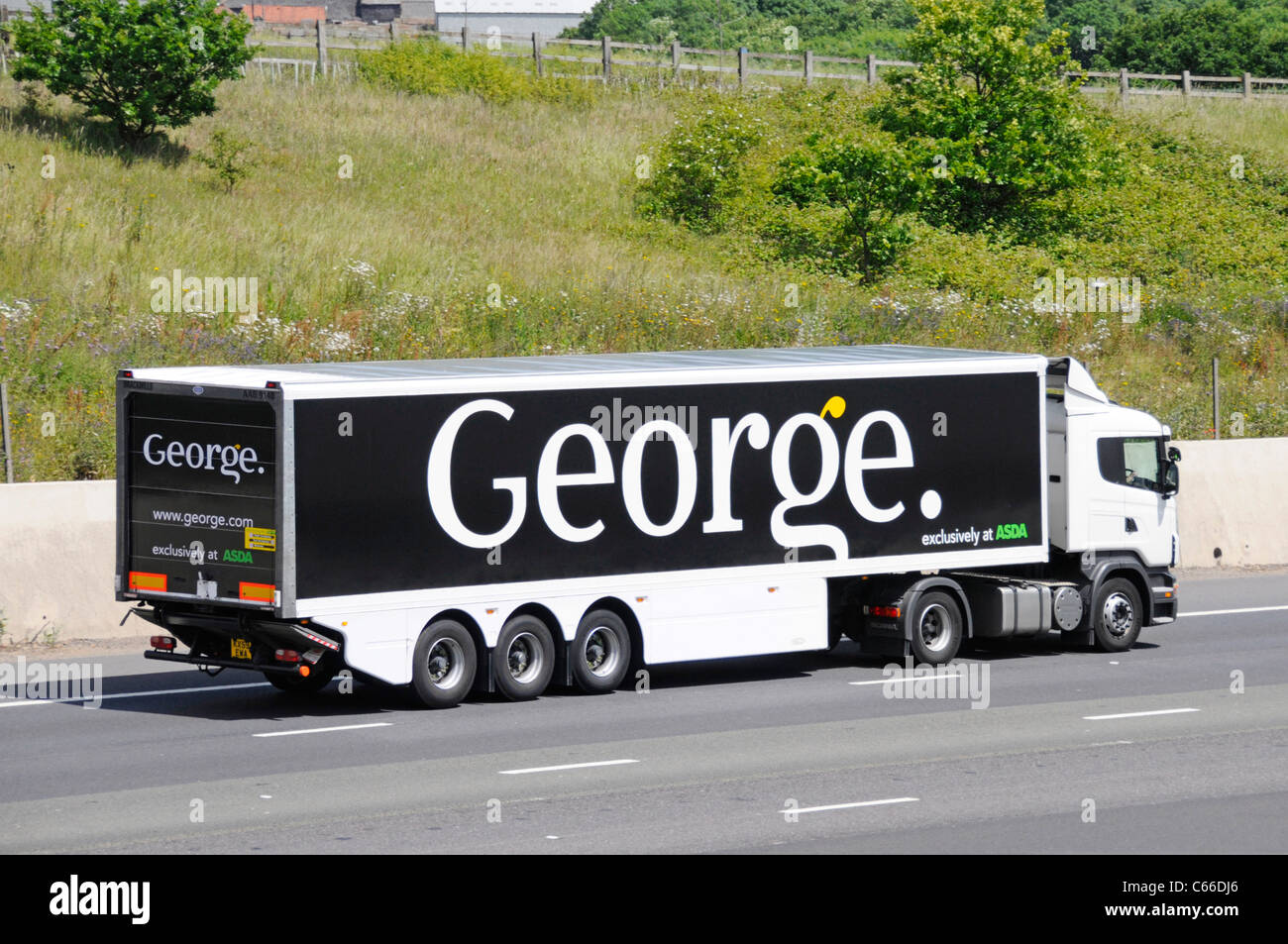 Vue latérale arrière Asda supermarché camion camion & George vêtements logo de marque de mode sur remorque articulée conduisant sur la route de l'autoroute M25 Angleterre Royaume-Uni Banque D'Images