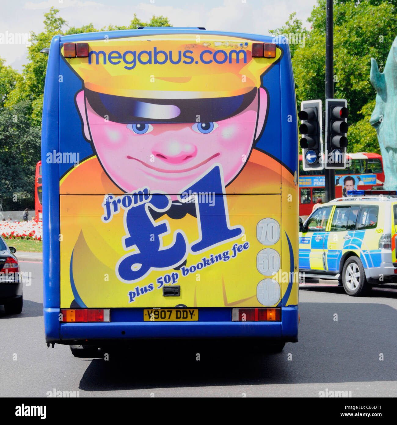 Publicité transports colorés sur le dos de Stagecoach Megabus publicité coach en ligne à faible coût les tarifs d'autobus à partir de £1, selon certaines personnes, à la ressemblance de la DARA O Brian Banque D'Images