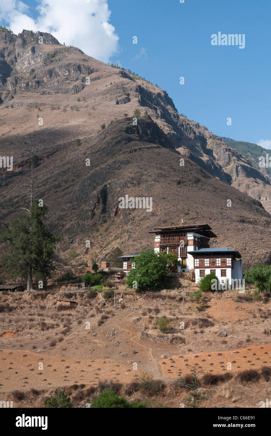 Monastère gompa avec vue sur les collines et dans la vallée de Paro. Bhoutan Banque D'Images