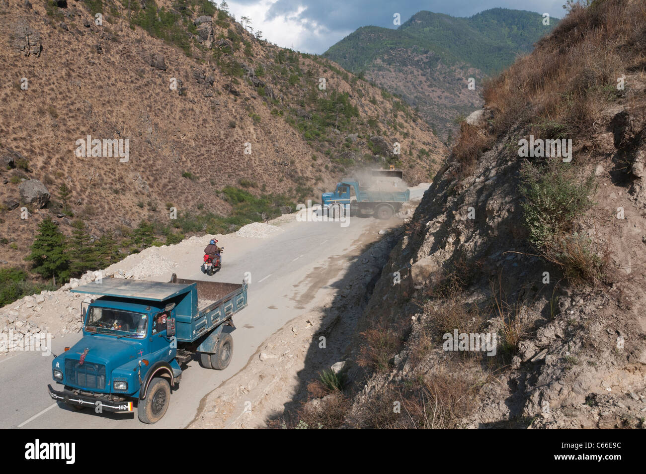 Les travaux routiers dans la vallée de Paro. Bhoutan Banque D'Images