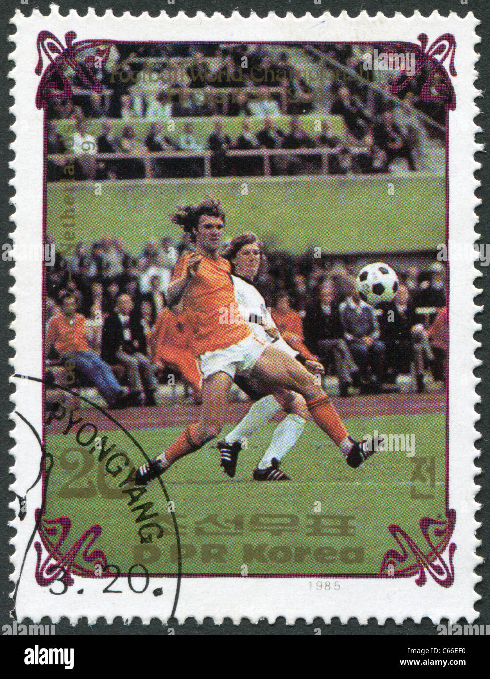 La CORÉE DU NORD - 1985 : timbre imprimé en Corée du Nord, montre la Coupe du Monde 1974, Pays-Bas - Allemagne de l'Ouest Banque D'Images
