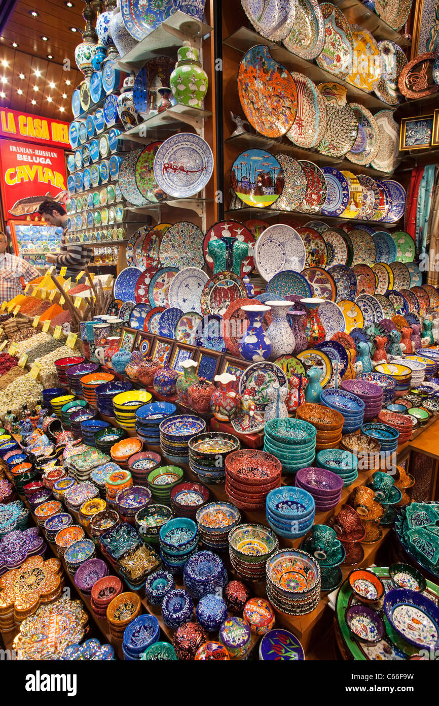 La Turquie, Istanbul, Sultanahmet, le Grand Bazar, vaisselle en céramique  Boutique Afficher Photo Stock - Alamy