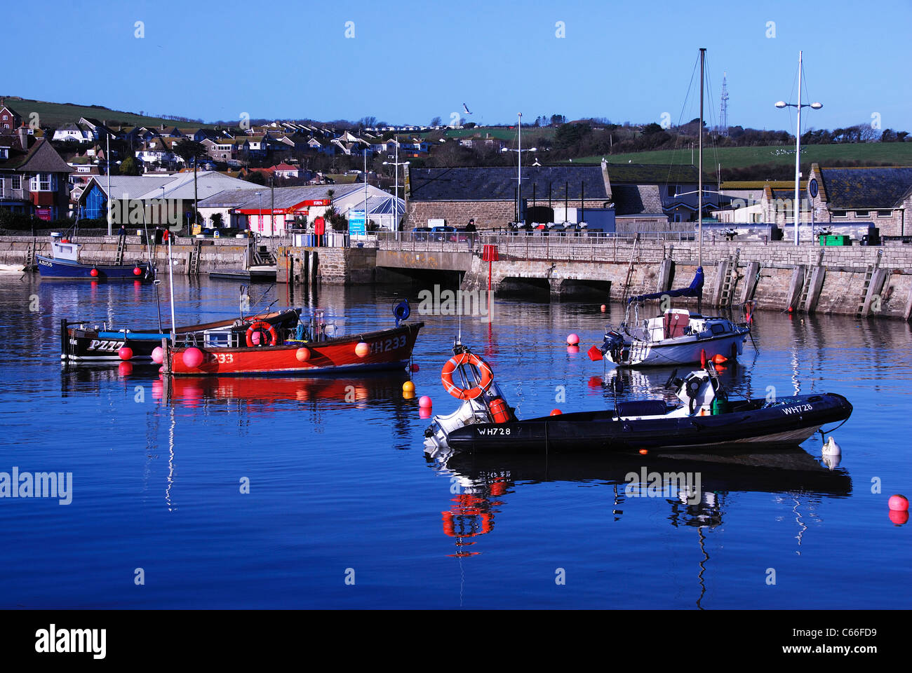 Quelques bateaux dans le petit port de pêche de West Bay, près de Bridport Dorset UK Banque D'Images