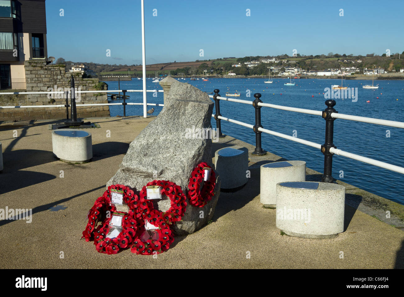Des couronnes de coquelicots sur le mémorial à Falmouth St Nazaire de