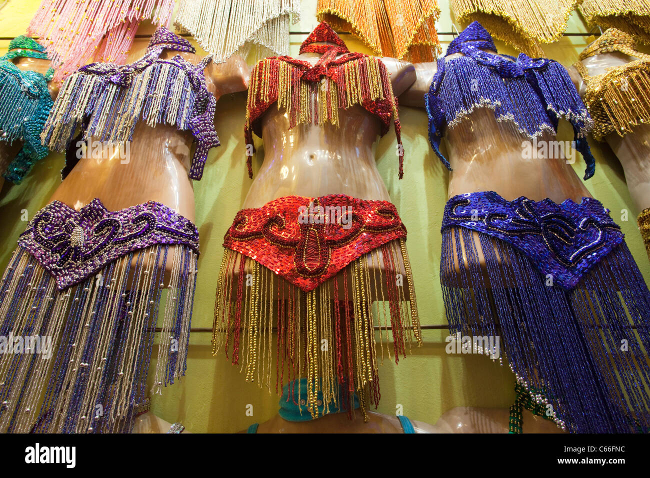 La Turquie, Istanbul, Sultanahmet, le Grand Bazar, l'affichage costume de danse du ventre Banque D'Images