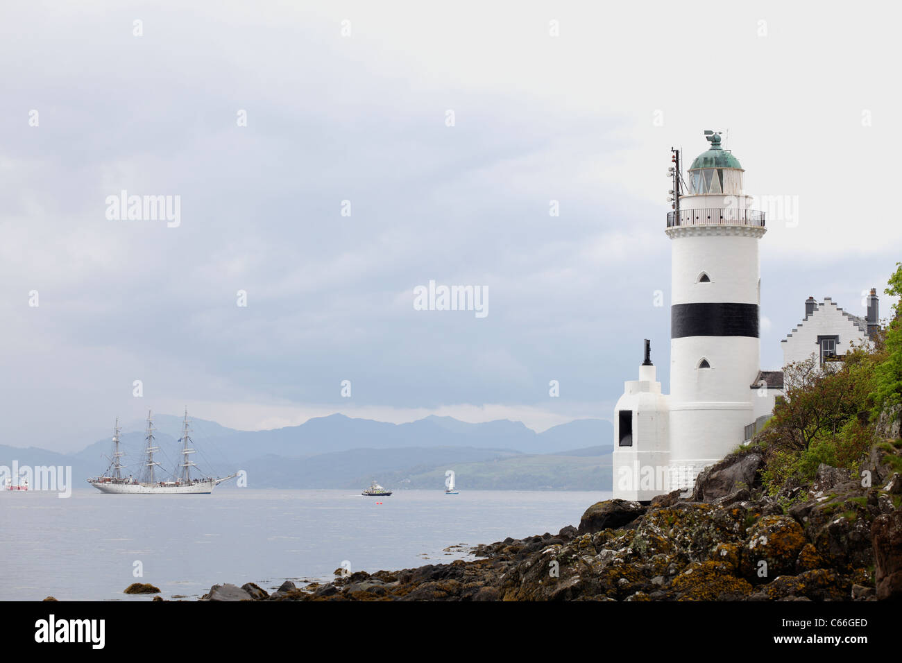 Tall Ships Race, le Christian Radich passant devant le phare de Cloch sur le Firth of Clyde, Gourock, Inverclyde, Écosse, Royaume-Uni Banque D'Images