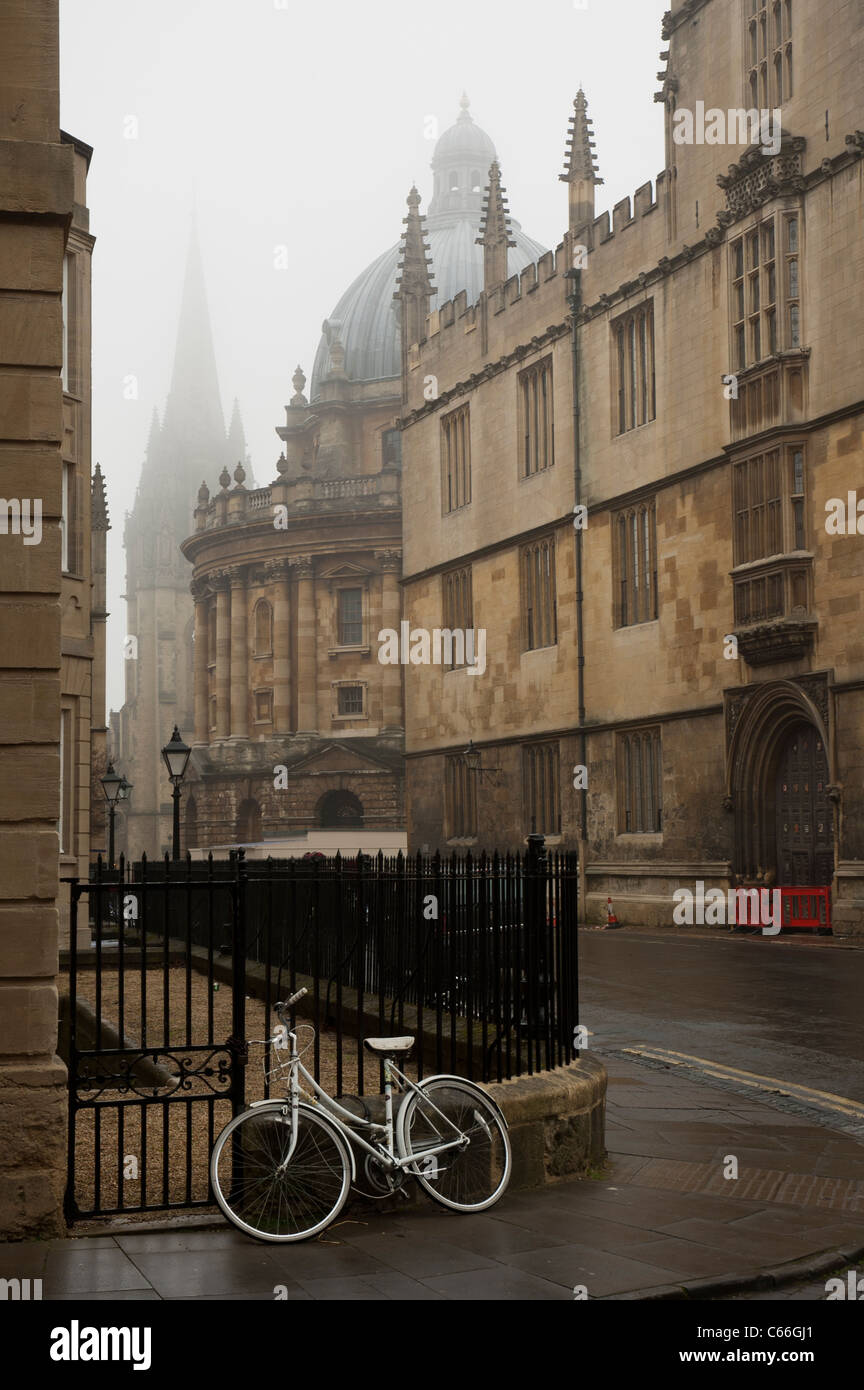 Des rues tranquilles et les collèges d'Oxford, à une journée d'hiver brumeux. Banque D'Images