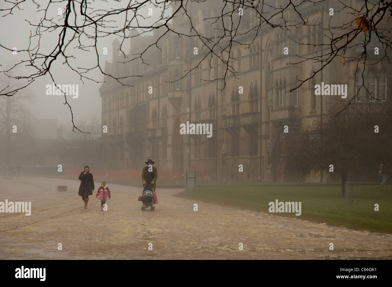 Balades en famille dans le brouillard à Christ Church Meadow, Oxford, Angleterre Banque D'Images