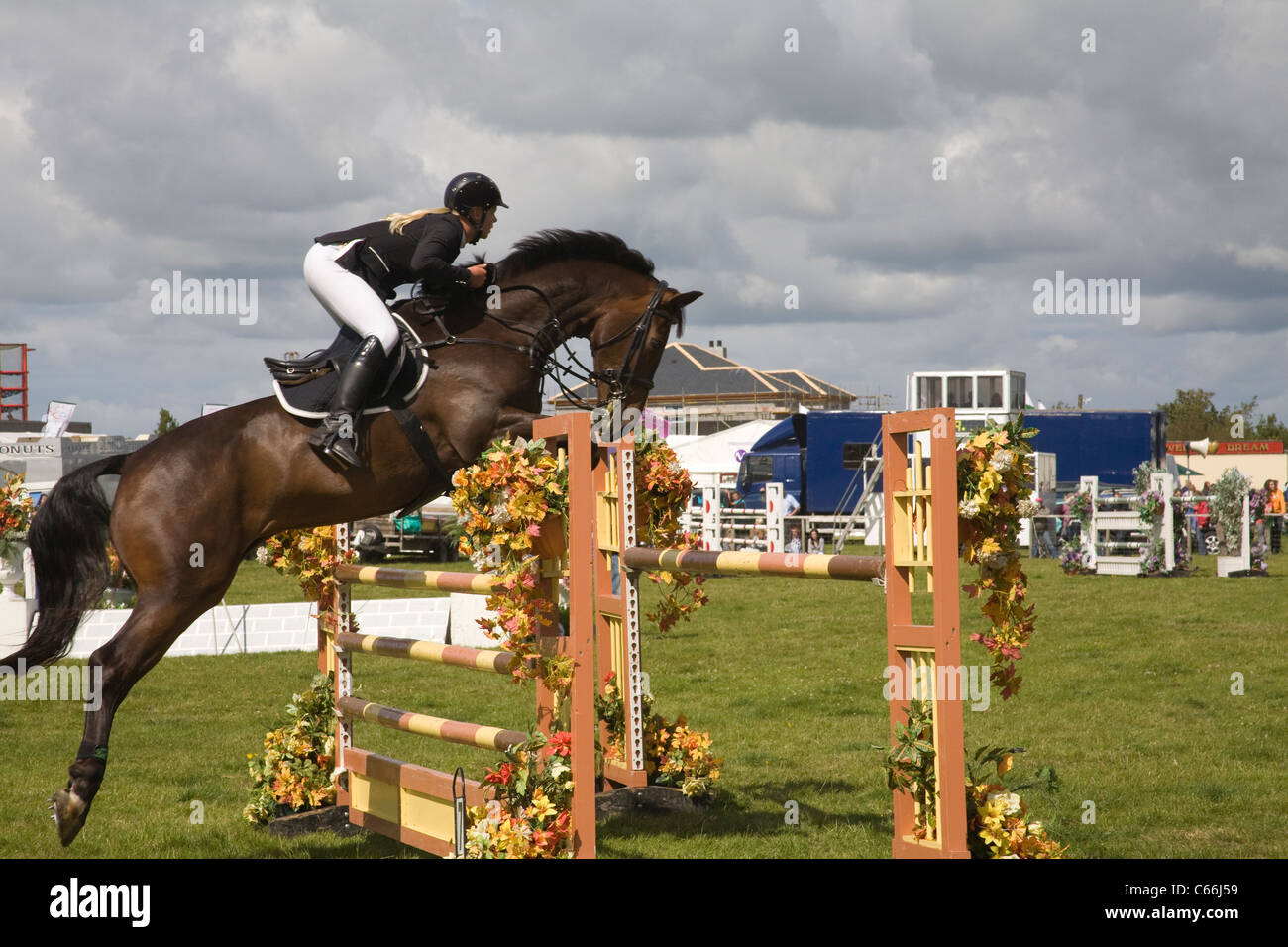 Le Nord du Pays de Galles UK Femme concurrent dans l'événement international de saut à un salon de l'agriculture Banque D'Images