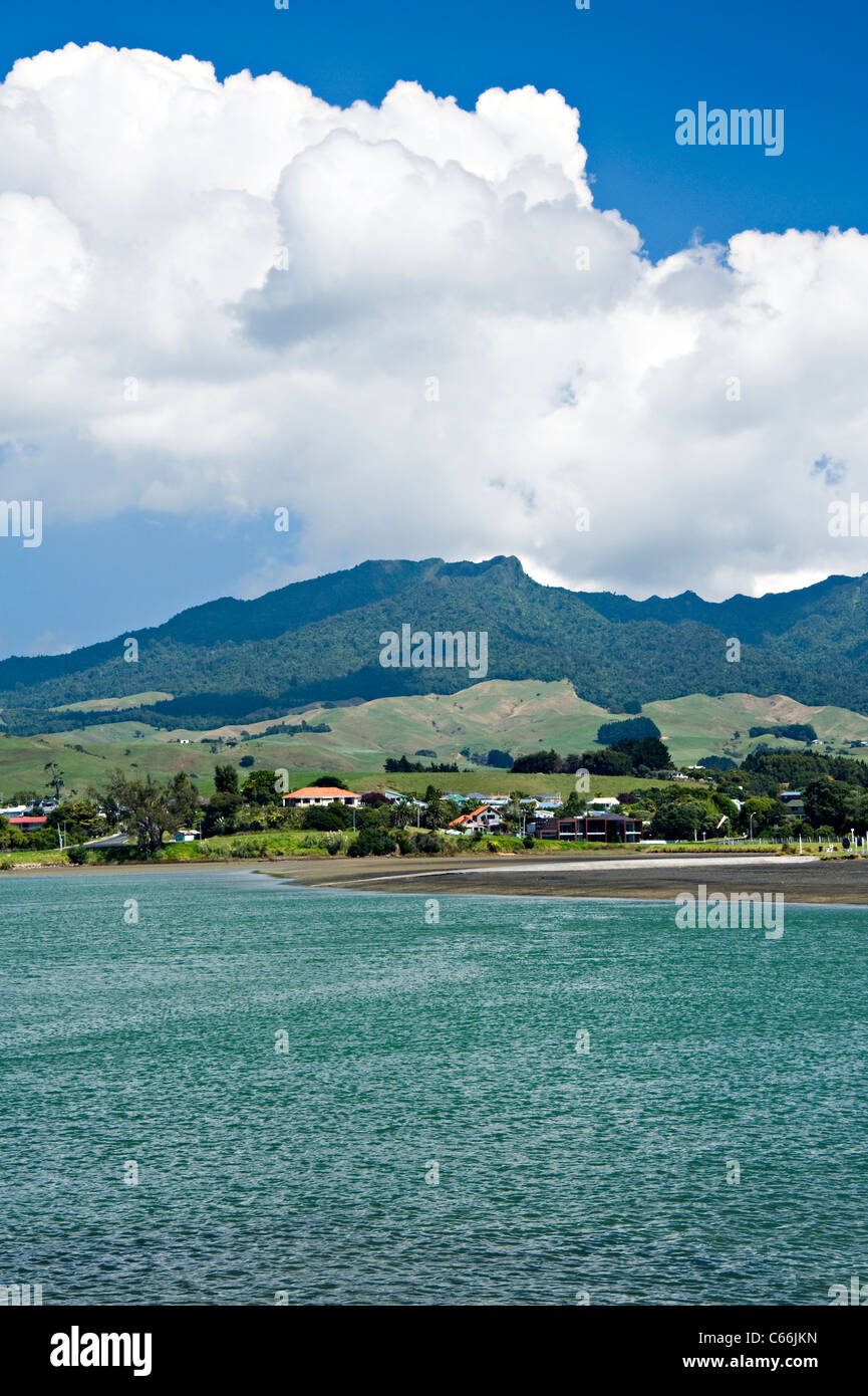 La belle montagne Mount Karioi avec Whaingaroa Raglan Harbour Île du Nord Nouvelle-zélande Waikato Banque D'Images