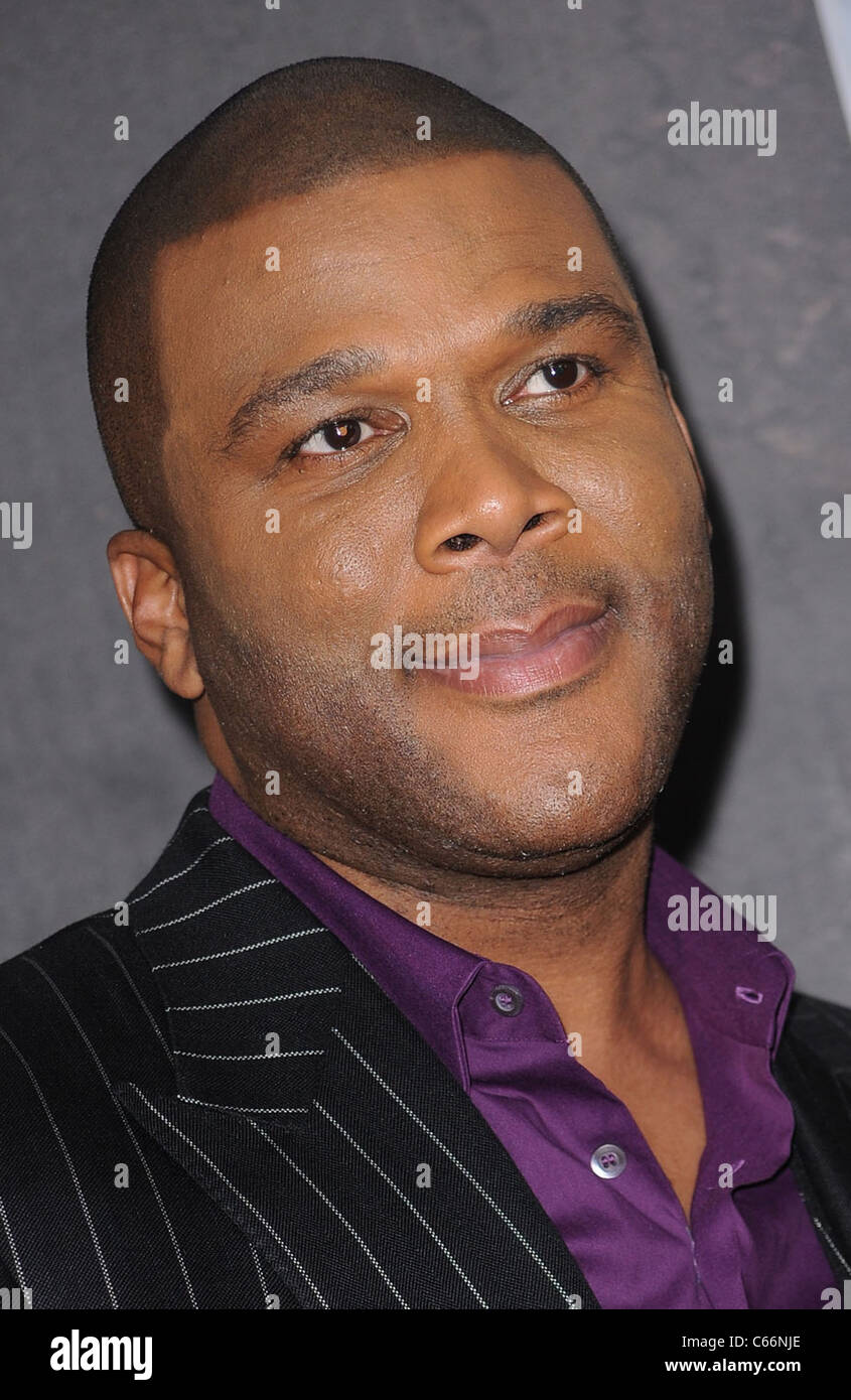 Au niveau des arrivées de Tyler Perry pour POUR LES FILLES DE COULEUR, la première projection Ziegfeld Theatre, New York, NY Le 25 octobre 2010. Photo par : Kristin Callahan/Everett Collection Banque D'Images Au niveau des arrivées de Tyler Perry pour POUR LES FILLES DE COULEUR, la première projection Ziegfeld Theatre, New York, NY Le 25 octobre 2010. Photo par : Kristin Callahan/Everett Collection Banque D'Images