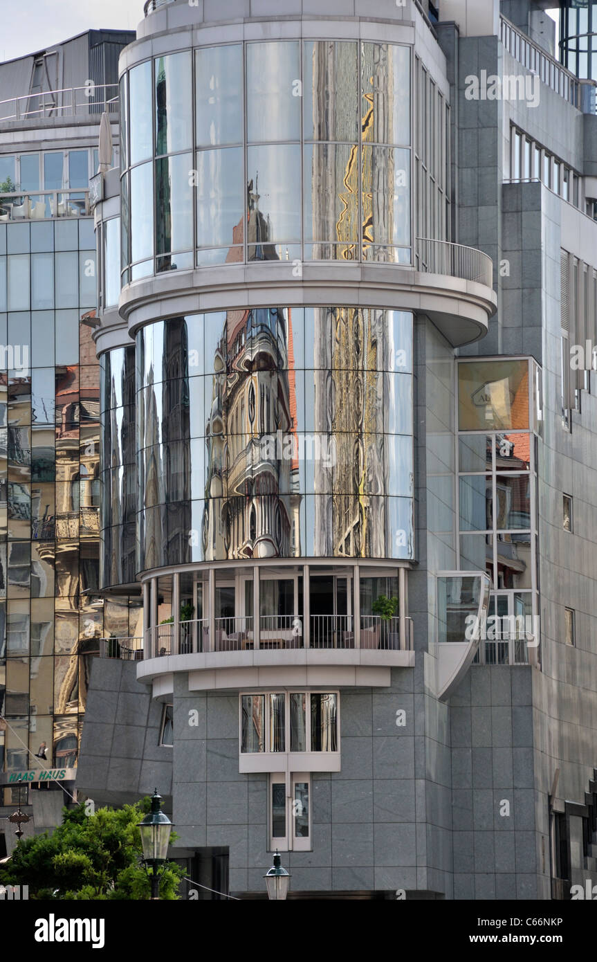 La façade moderne en verre et béton immeuble de bureaux à Saint Stephens Square, Vienne, Autriche, Europe Banque D'Images