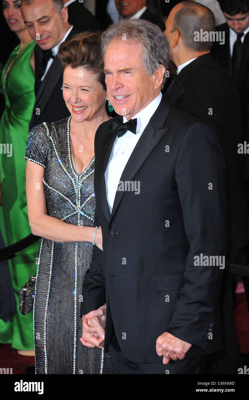 Annette Bening, Warren Beatty au niveau des arrivées pour le 83e Prix de l'Académie des Oscars - Partie 2 des arrivées, le Kodak Theatre, Los Angeles, Banque D'Images