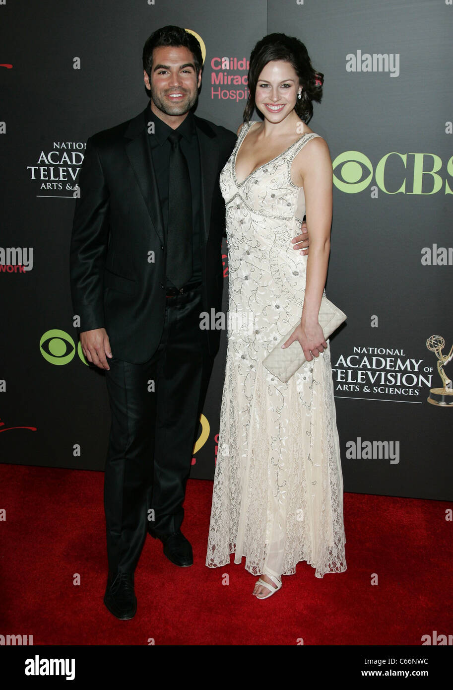 Jordi Vilasuso, Kaitlin Riley à arrivées de 38e conférence annuelle pendant la journée, animation Emmy Awards - ARRIVALS PT 2, Hilton Hotel, Las Vegas, NV le 19 juin 2011. Photo par : James Atoa/Everett Collection Banque D'Images