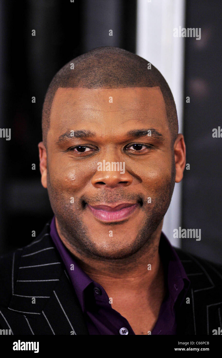 Au niveau des arrivées de Tyler Perry pour POUR LES FILLES DE COULEUR, la première projection Ziegfeld Theatre, New York, NY Le 25 octobre 2010. Photo par : William D. Bird/Everett Collection Banque D'Images Au niveau des arrivées de Tyler Perry pour POUR LES FILLES DE COULEUR, la première projection Ziegfeld Theatre, New York, NY Le 25 octobre 2010. Photo par : William D. Bird/Everett Collection Banque D'Images
