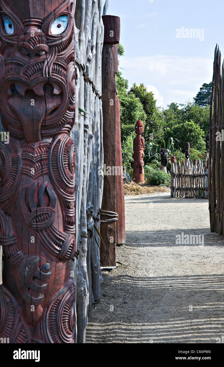 Le Te Parapara Jardin Maori traditionnel en bois avec des figures sculptées dans les jardins de Hamilton Waikato ile du Nord Nouvelle Zélande Banque D'Images