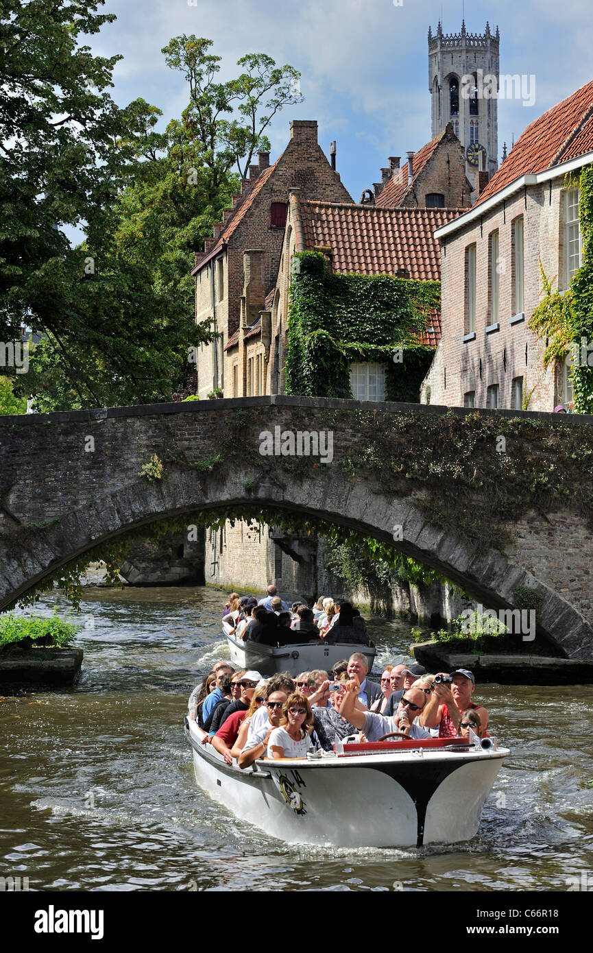 Beffroi, vieux pont sur canal et touristes durant vos excursions en bateau le long de la, Groenerei Bruges, Belgique Banque D'Images
