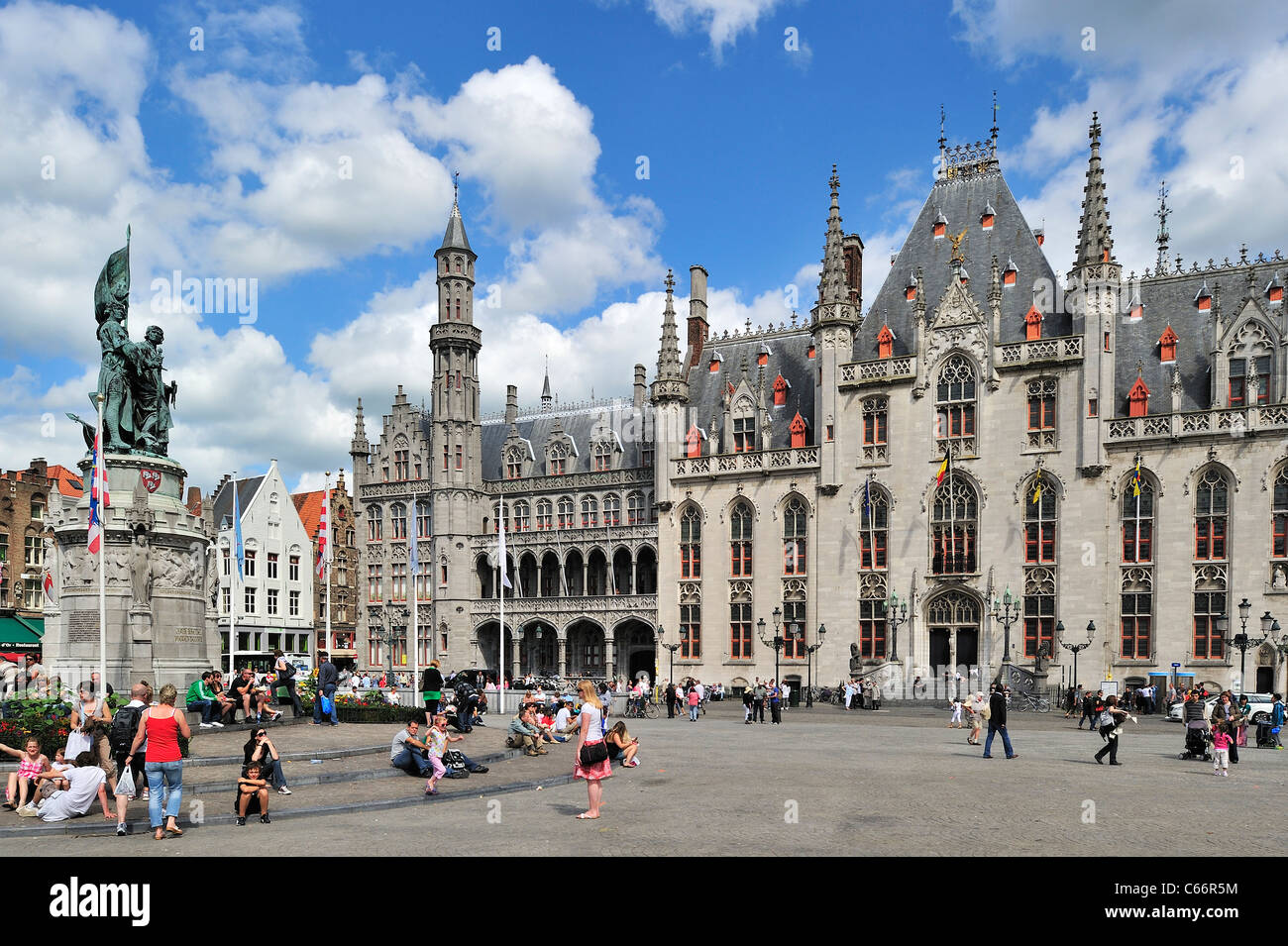 Cour provinciale, statue de Jan Breydel et Pieter De Coninck et touristes à la place du marché / Grote Markt, à Bruges, Belgique Banque D'Images