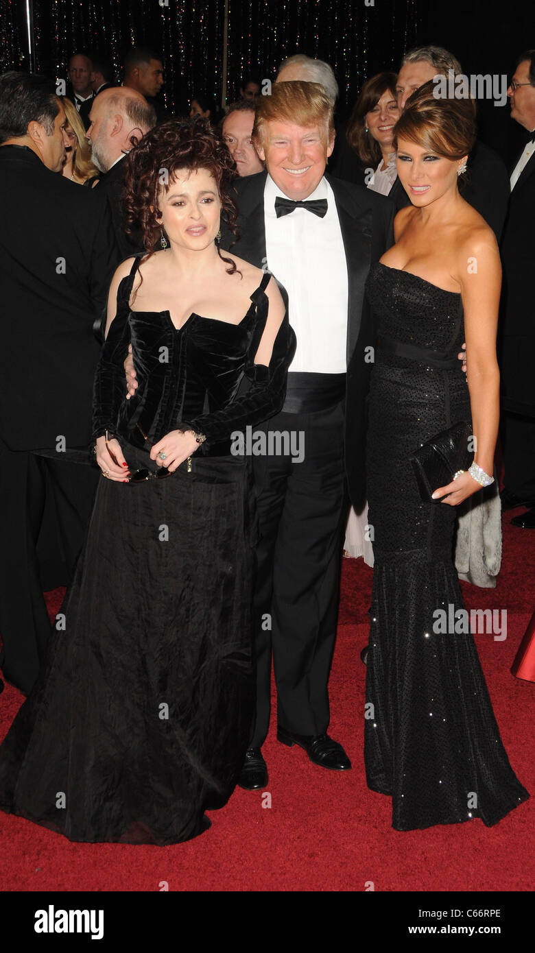 Helena Bonham Carter, Donald Trump, Melania Trump aux arrivées pour le 83e Prix de l'Académie des Oscars - Partie 1 des arrivées, le Kodak Theatre, Los Angeles, CA le 27 février 2011. Photo par : Dee Cercone/Everett Collection Banque D'Images