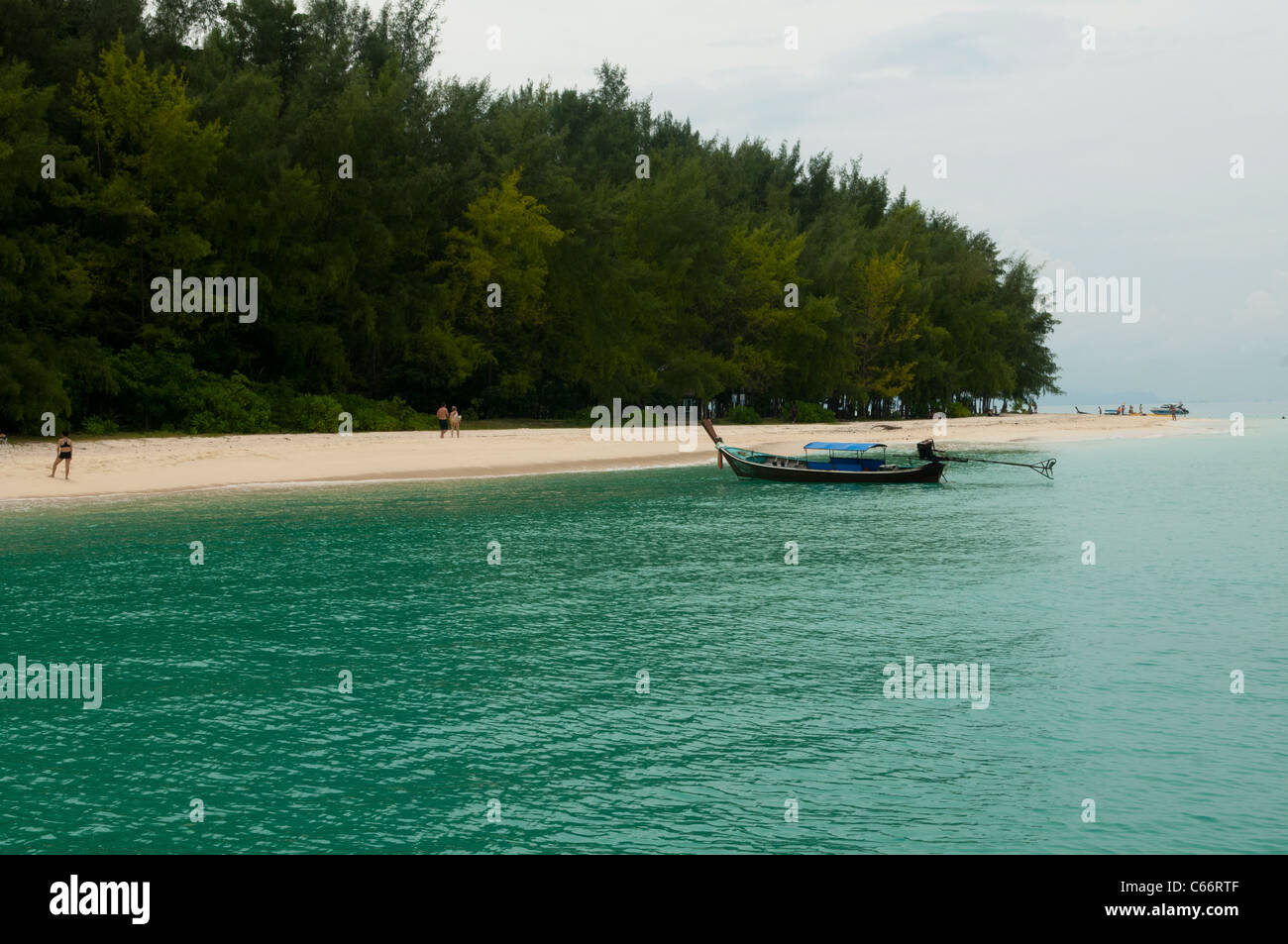 Belle plage sur l'île de moustique off de Ko Phi Phi Island, Thaïlande Banque D'Images