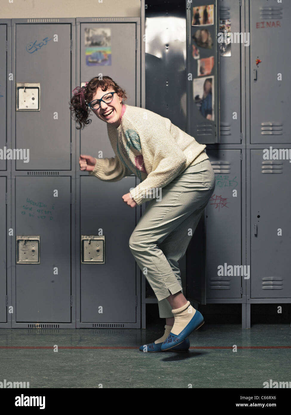 Femme dans les verres à danser à son casier Photo Stock - Alamy
