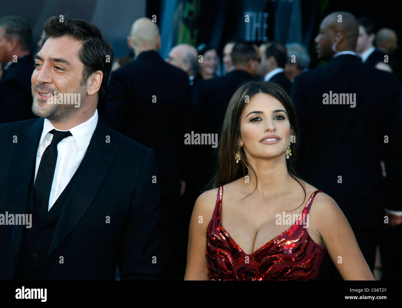 Javier Bardem, Penelope Cruz aux arrivées pour le 83e Prix de l'Académie des Oscars - Partie 1 des arrivées, le Kodak Theatre, Los Angeles, CA le 27 février 2011. Photo par : Jef Hernandez/Everett Collection Banque D'Images