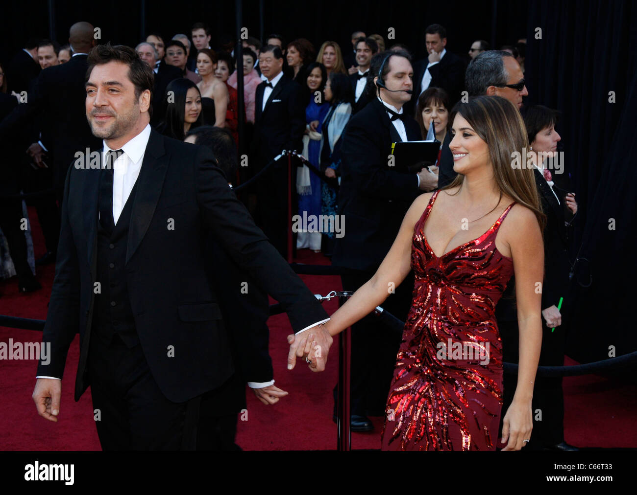 Javier Bardem, Penelope Cruz aux arrivées pour le 83e Prix de l'Académie des Oscars - Partie 1 des arrivées, le Kodak Theatre, Los Angeles, CA le 27 février 2011. Photo par : Jef Hernandez/Everett Collection Banque D'Images