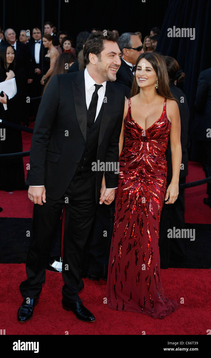 Javier Bardem, Penelope Cruz aux arrivées pour le 83e Prix de l'Académie des Oscars - Partie 1 des arrivées, le Kodak Theatre, Los Angeles, CA le 27 février 2011. Photo par : Jef Hernandez/Everett Collection Banque D'Images