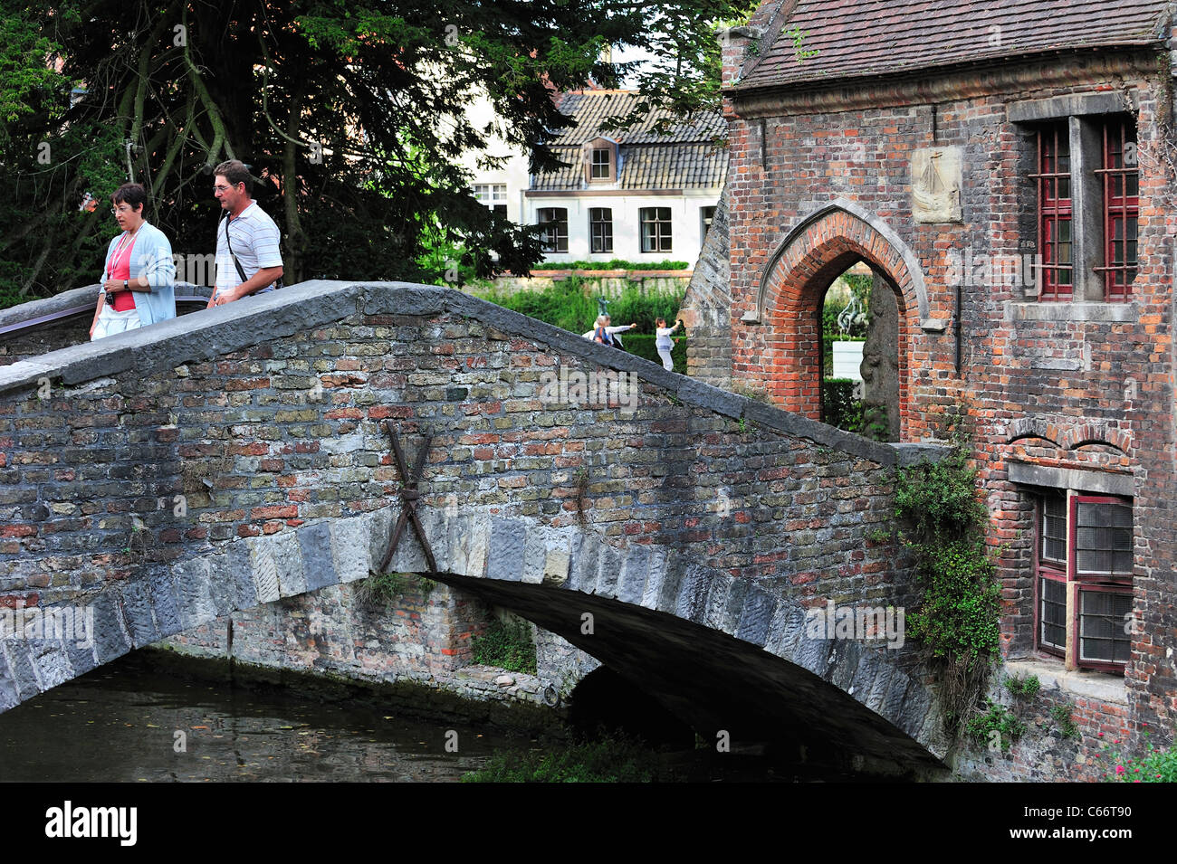 Les touristes sur l'Bonifacius Pont sur canal de Bruges, Belgique Banque D'Images