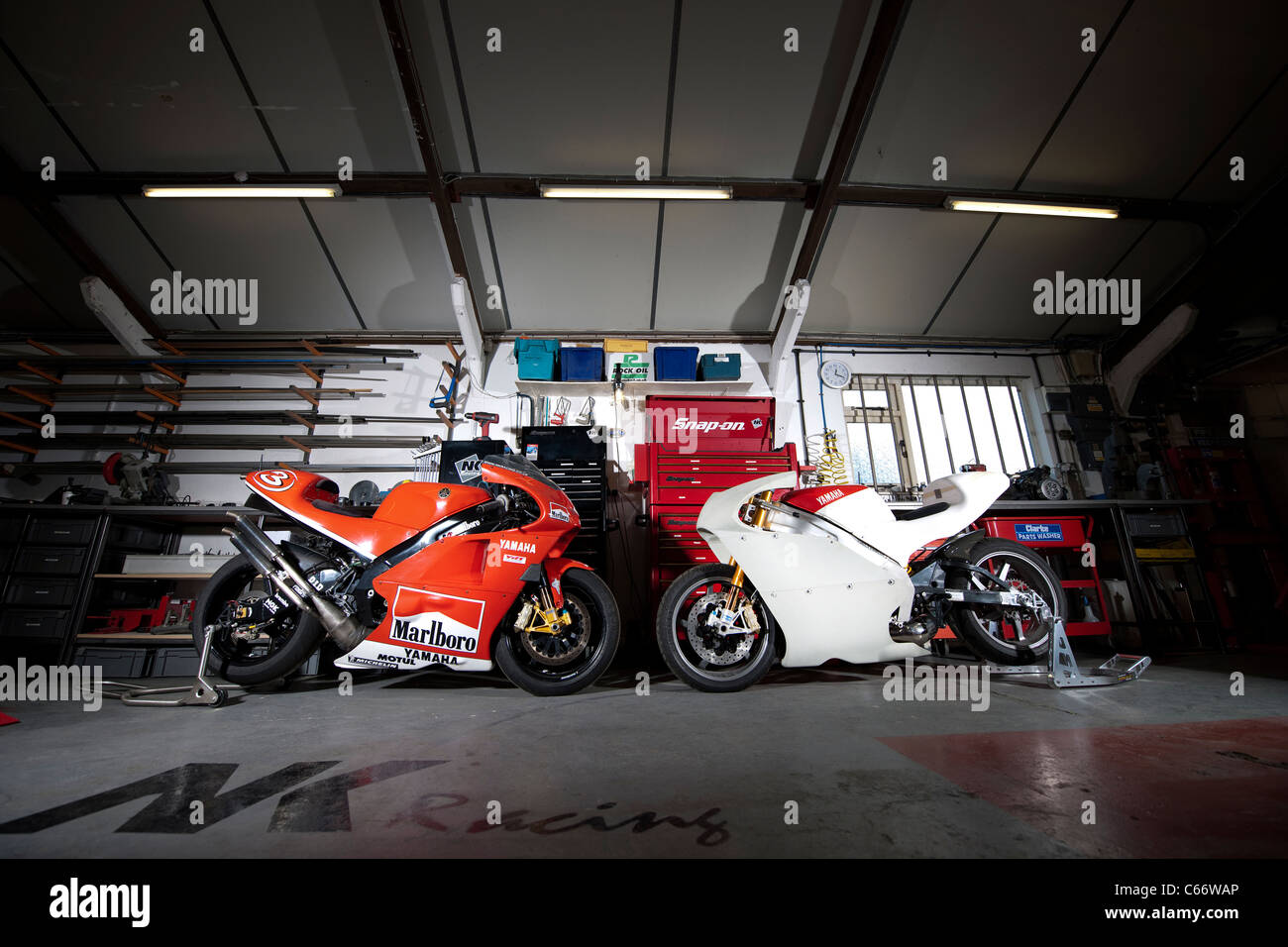Lits jumeaux NK Racing Yamaha line-up dans l'atelier Banque D'Images