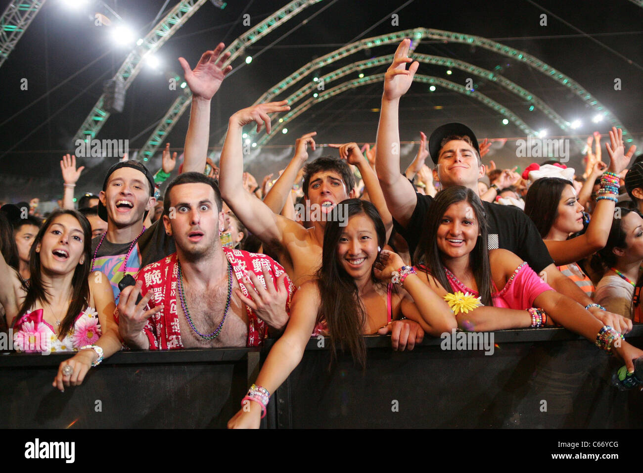 Dans l'atmosphère de spectateurs dans 15e édition de l'Electric Daisy Carnival - FRI, Las Vegas Motor Speedway, Las Vegas, NV le 24 juin 2011. Photo par : James Atoa/Everett Collection Banque D'Images