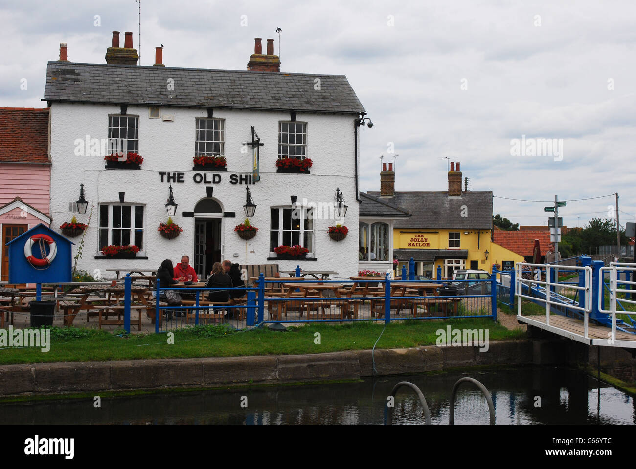 Le vieux bateau public House et verrou à Heybridge Basin Angleterre Essex Banque D'Images
