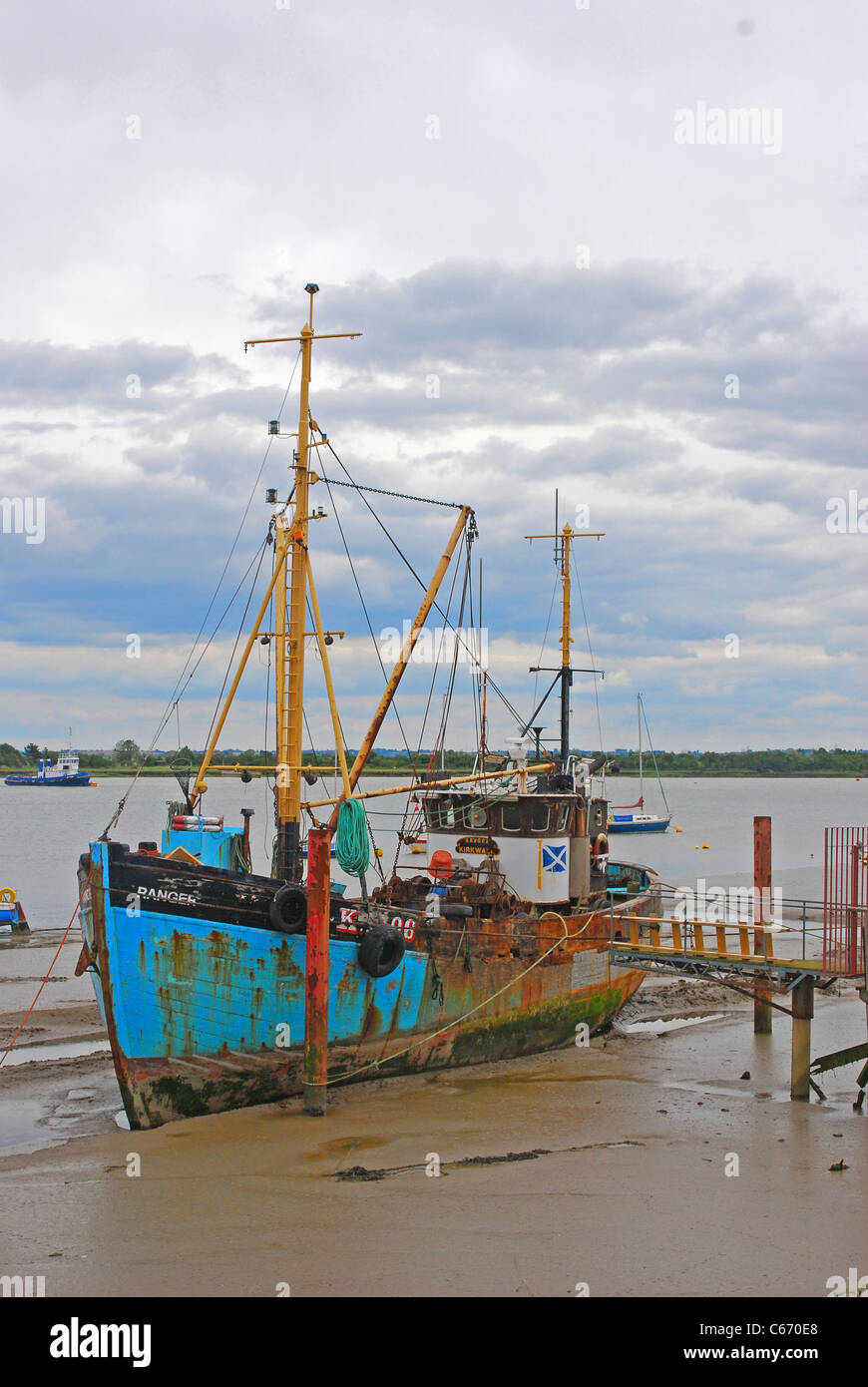 Bateau amarré à la jetée du bassin Heybridge Angleterre Essex Banque D'Images