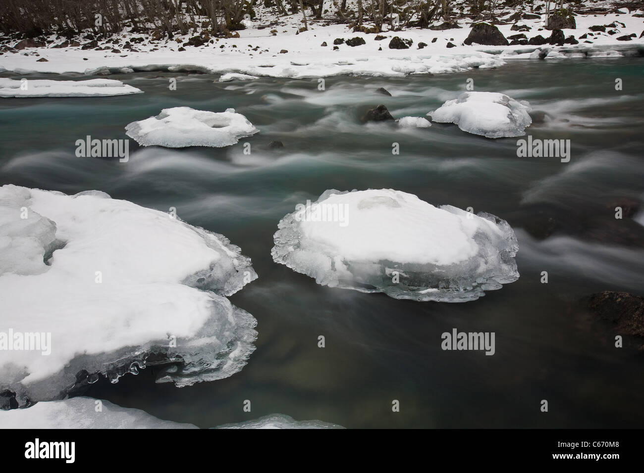 La rivière Rauma en hiver, la vallée de Romsdalen, Rauma kommune, Møre og Romsdal (Norvège). Banque D'Images