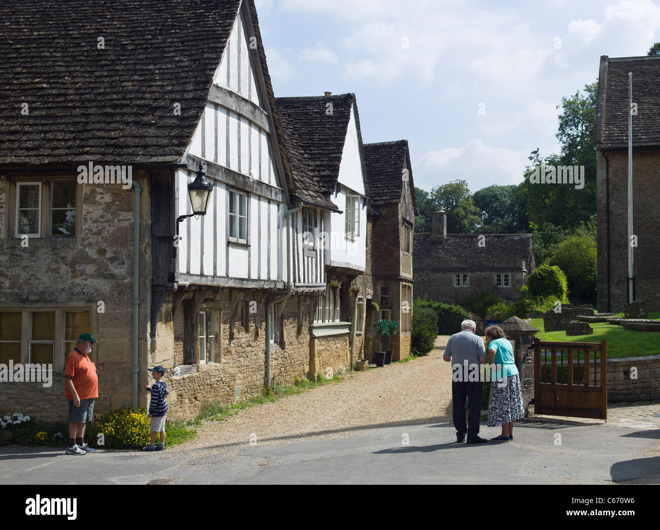 Les touristes dans la rue de l'Église, Lacock Wiltshire England UK UE Banque D'Images