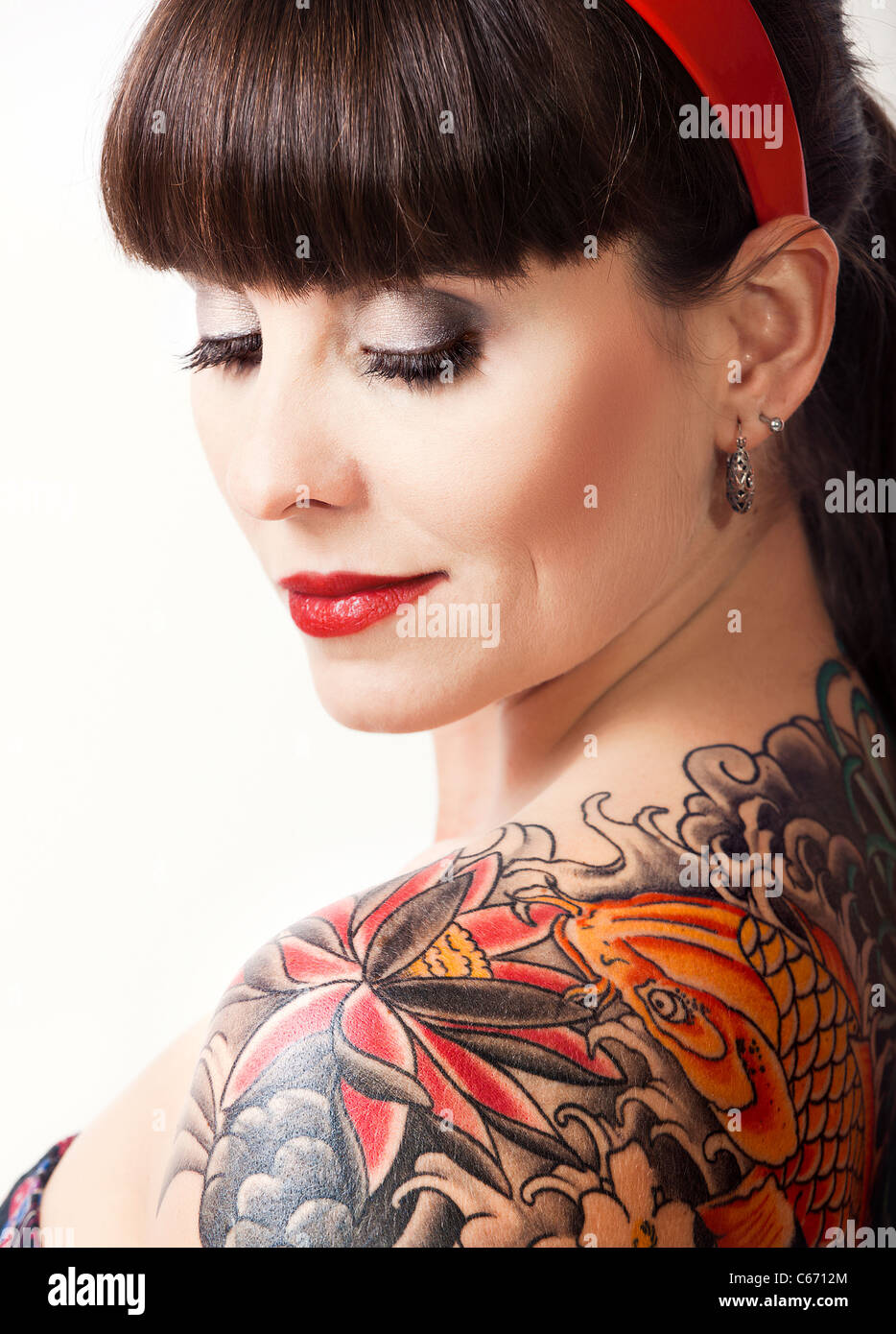 Portrait d'une belle jeune femme avec un tatouage sur le dos Banque D'Images