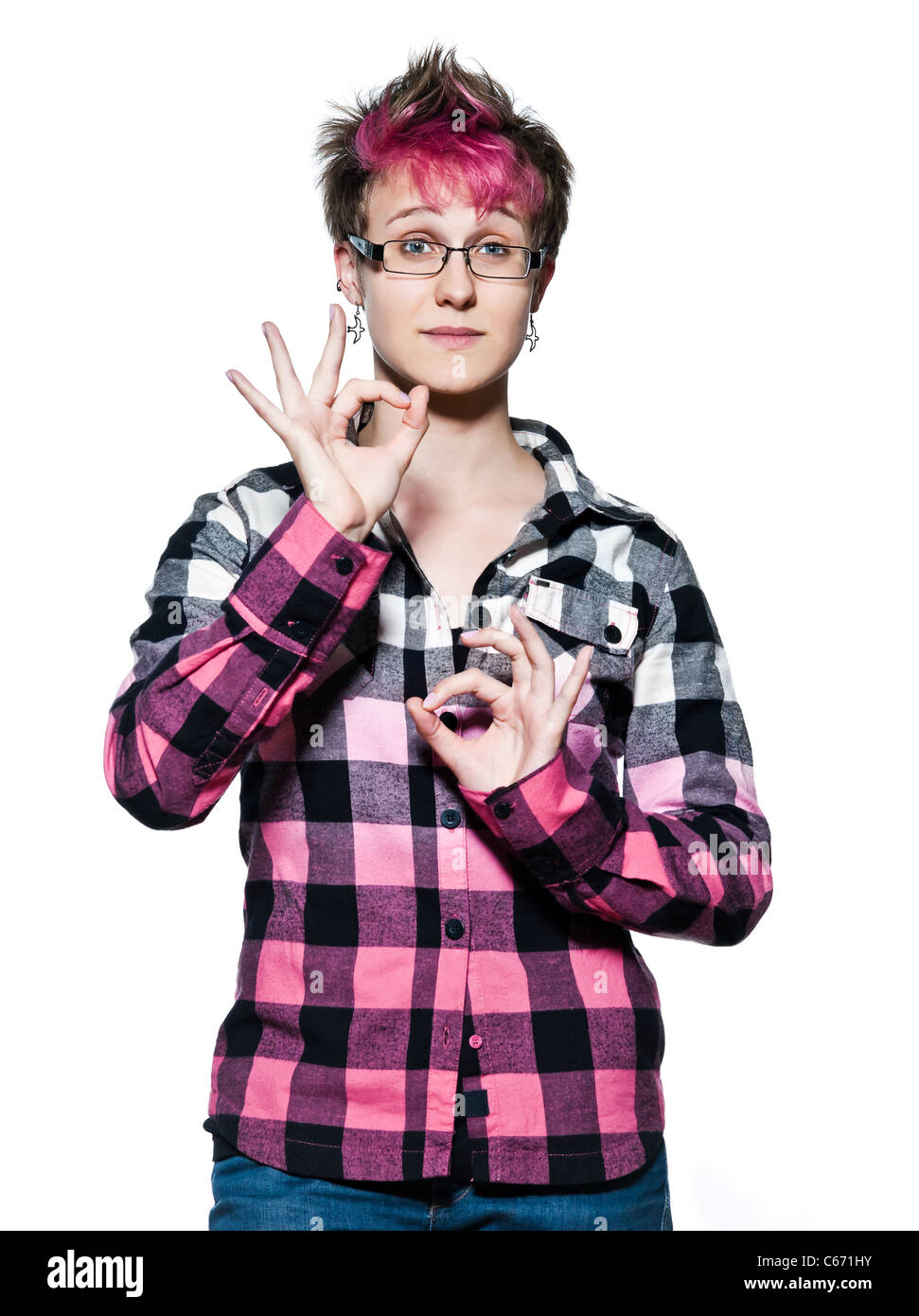 Portrait d'une jeune femme sereine de droit ok sign en studio sur fond isolé blanc Banque D'Images