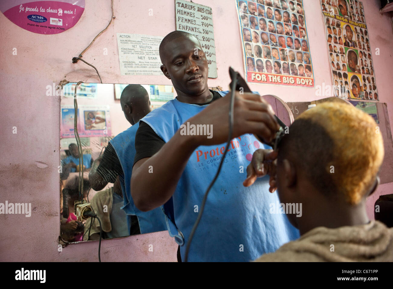 Un salon de coiffure coupes de cheveux à Yaounde, Cameroun, Afrique de l'Ouest. Banque D'Images