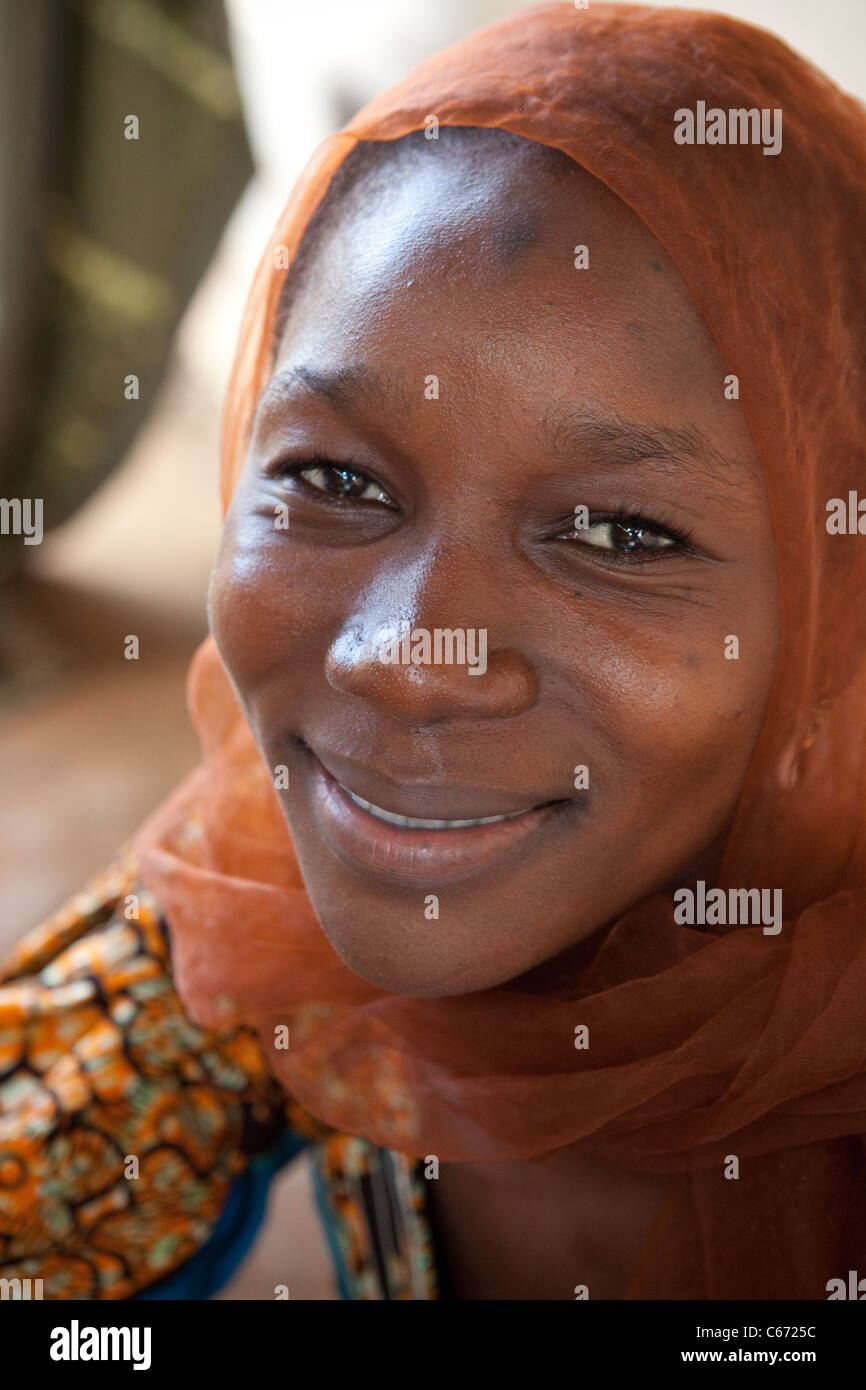 Une jeune femme à Bamako, Mali, Afrique de l'Ouest. Banque D'Images