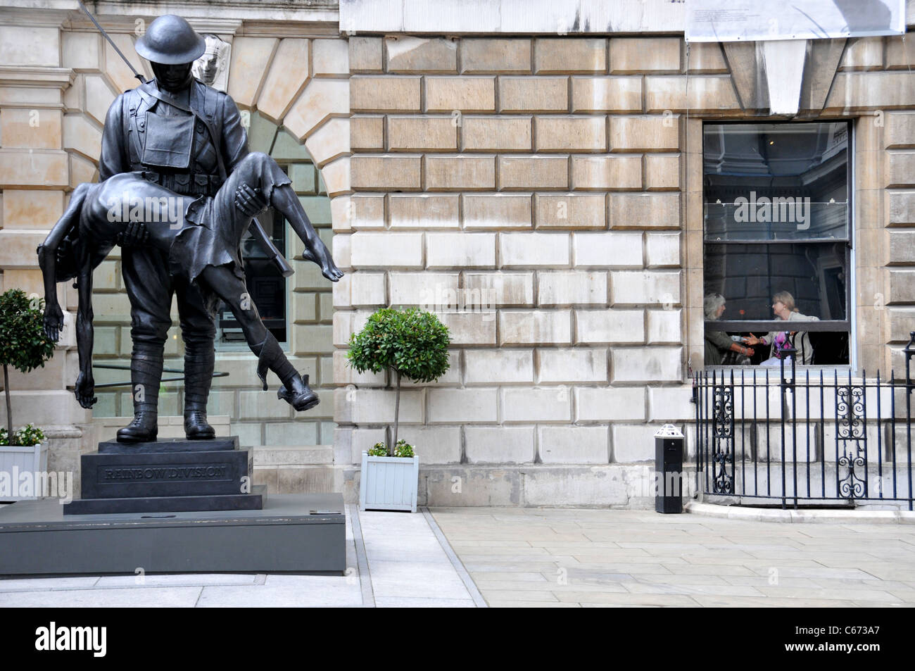 Mesdames prenant le thé l'Académie Royale War Memorial World War 1 Division Arc-en-sculpteur James Butler Banque D'Images