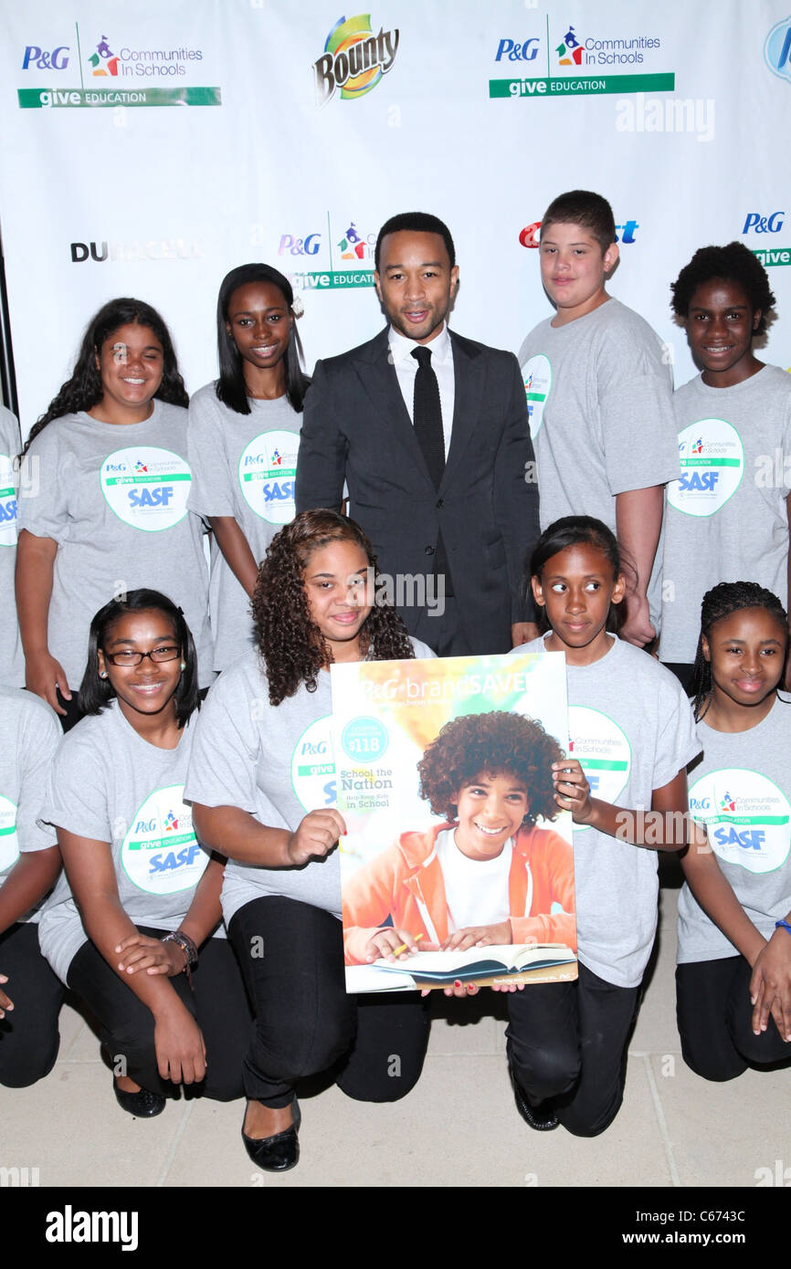 John Legend, membres du Club des Champions SASF Chorus à la conférence de presse pour donner à l'éducation Lancement de Campagne, IAC Building, New York, NY, 19 juillet 2011. Photo par : Andres Otero/Everett Collection Banque D'Images