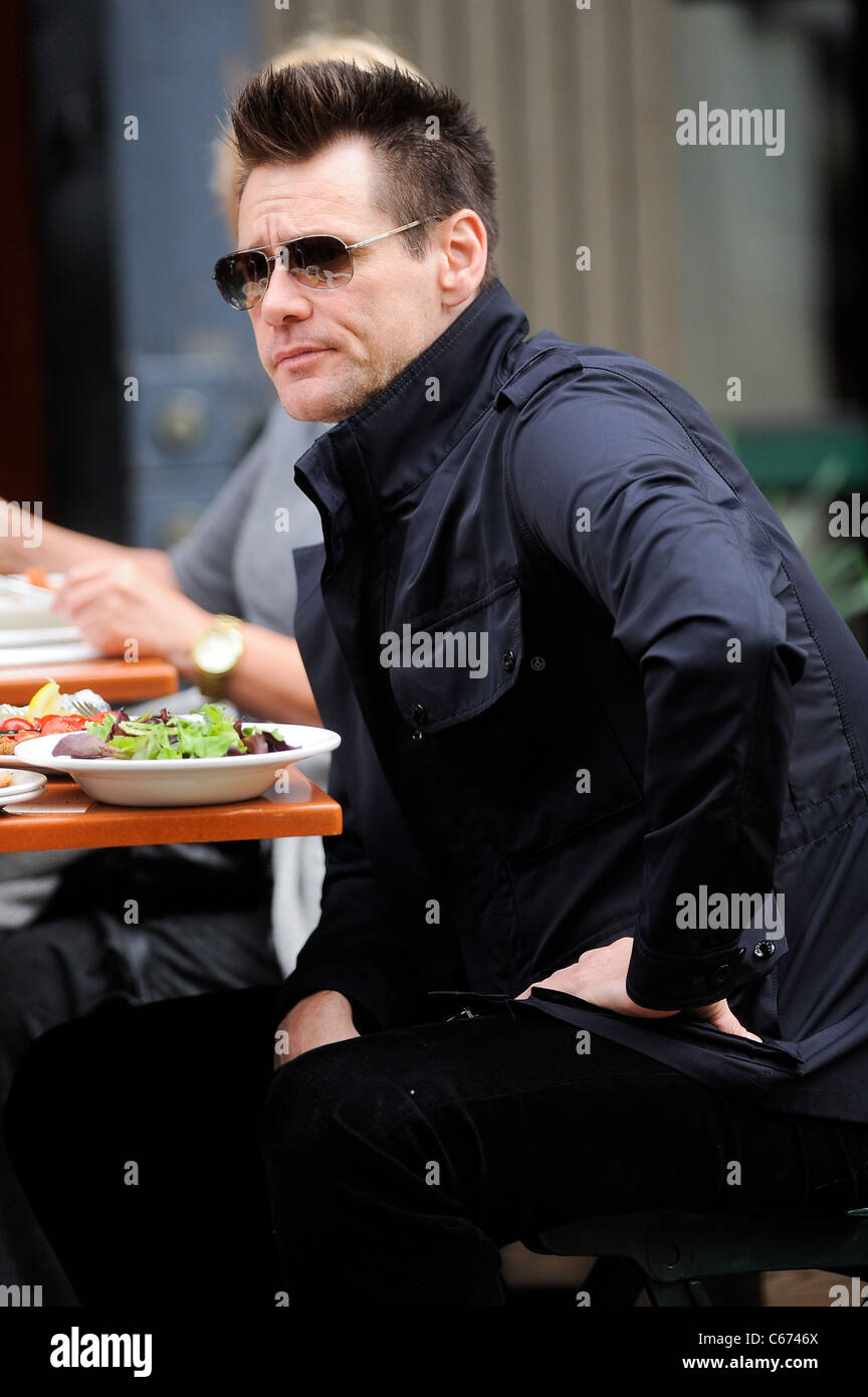 Jim Carrey, dîne au Bar Pitti dehors et environ pour la célébrité CANDIDS - THU, , New York, NY 19 mai 2011. Photo par : Ray Tamarra/Everett Collection Banque D'Images