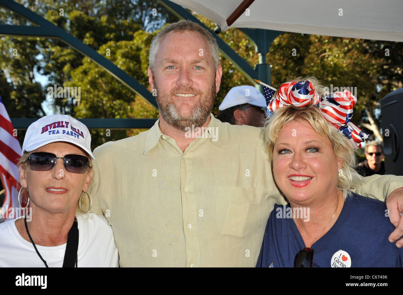 Guest, Andrew Breitbart, Victoria Jackson lors d'une comparution dans Beverly Hills Tea Party Rally, Beverly Hills Park, Los Angeles, CA Septembre 26, 2010. Photo par : Robert Kenney/Everett Collection Banque D'Images