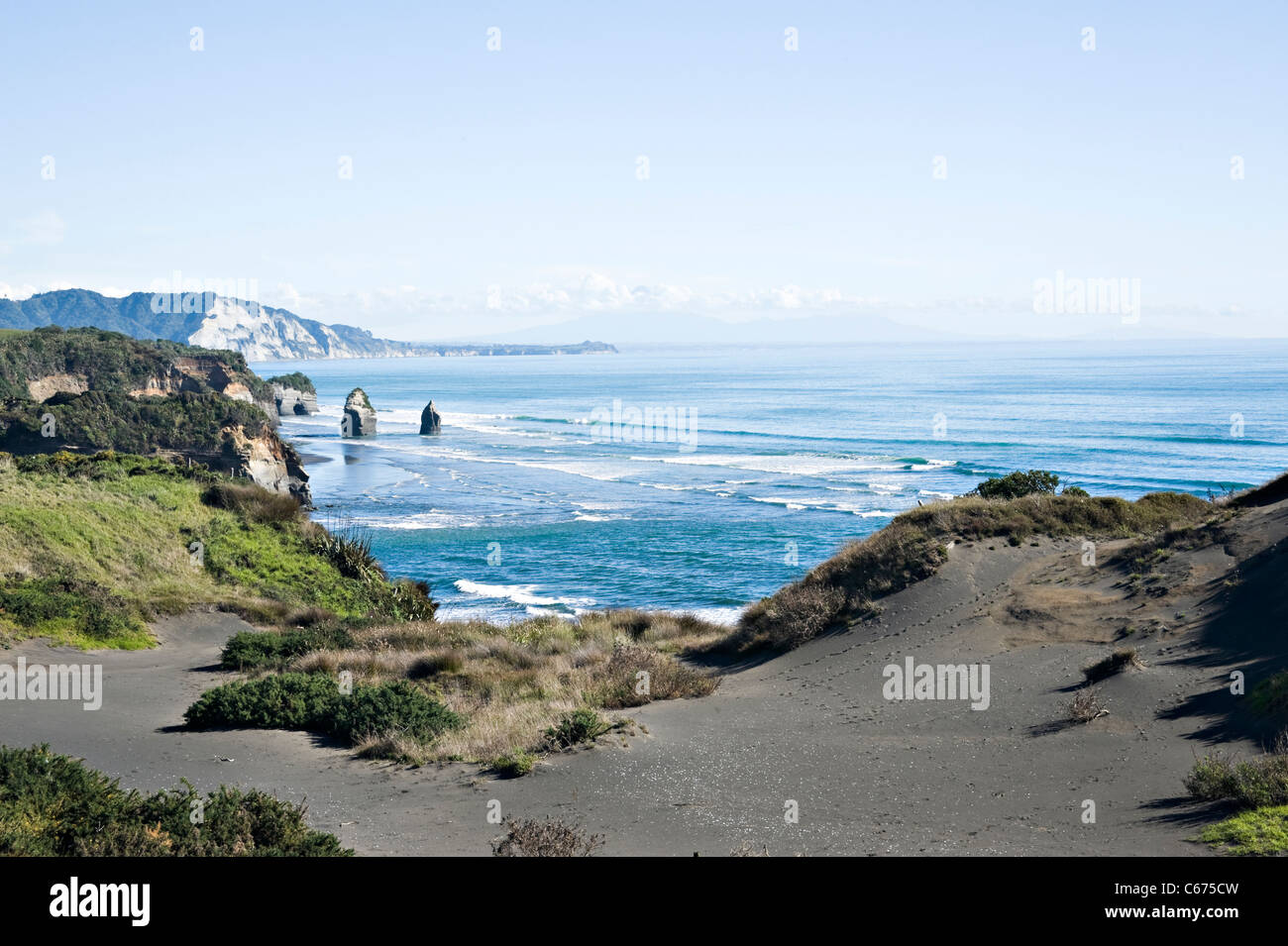 Les belles falaises blanches et trois Sœurs Stacks Mer de Tasman North Taranaki Bight Tongaporutu Île du Nord Nouvelle-Zélande NZ Banque D'Images