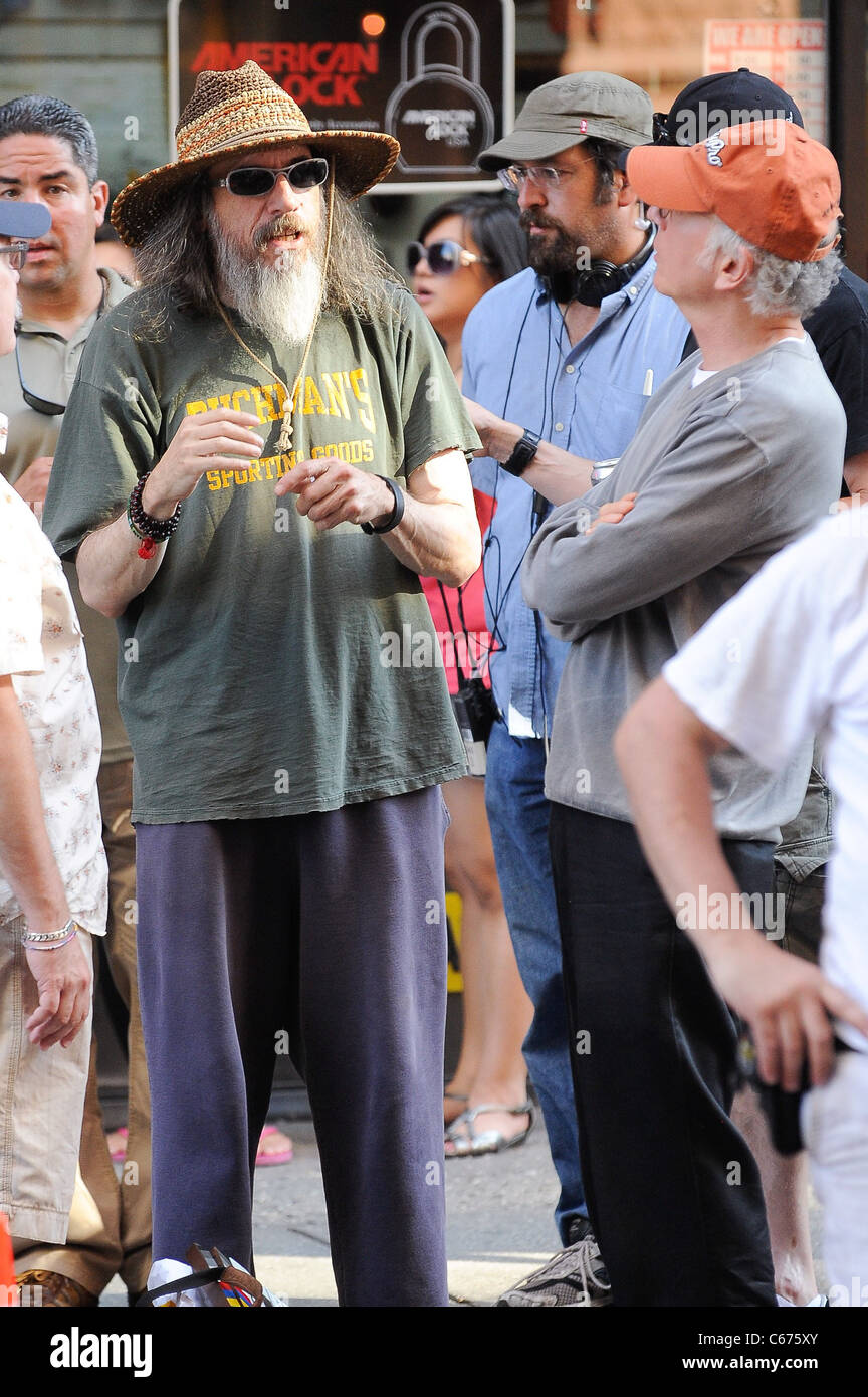 Réalisateur Larry Charles, Larry David, un film sur la scène 'Curb Your Enthusiasm' film situé dans Noho dehors et environ pour la célébrité CANDIDS - Mardi, , New York, NY 27 juillet 2010. Photo par : Ray Tamarra/Everett Collection Banque D'Images